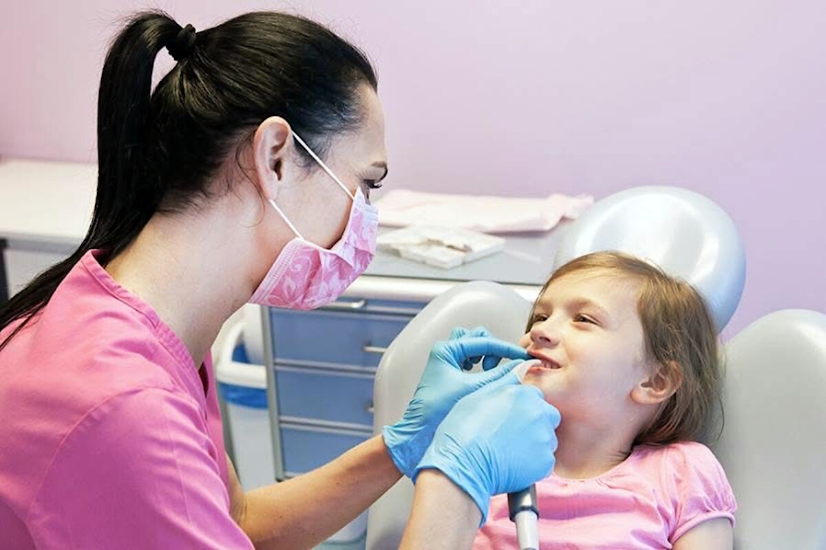 dr Katarzyna Fudala‑Tęcza podczas wizyty z małą pacjentką