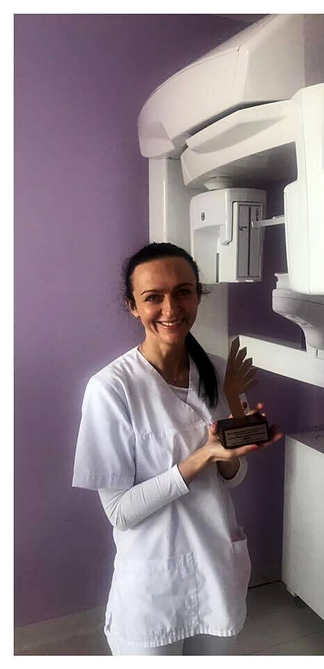dr Katarzyna Fudala‑Tęcza z nagrodą Orły Stomatologii przy pantomografie